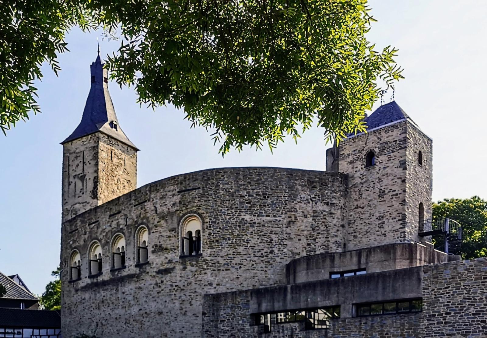 Reste der Burg am Rathaus Bensberg