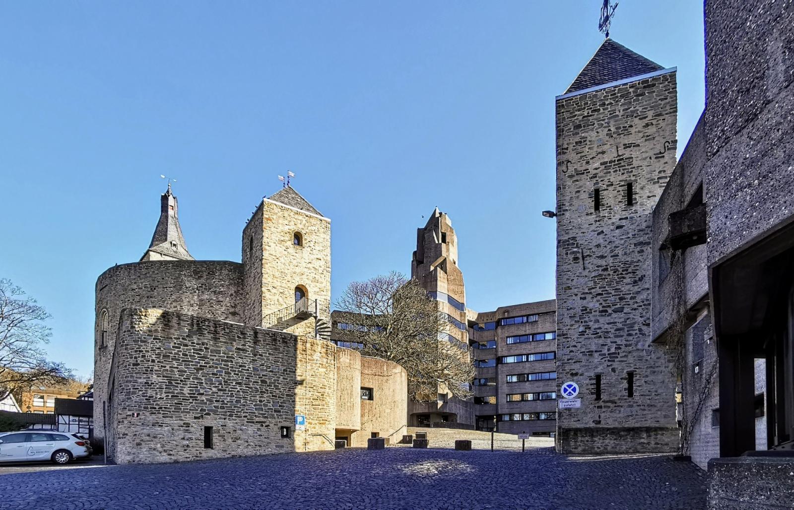 Gesamtansicht Burgruine und Rathaus