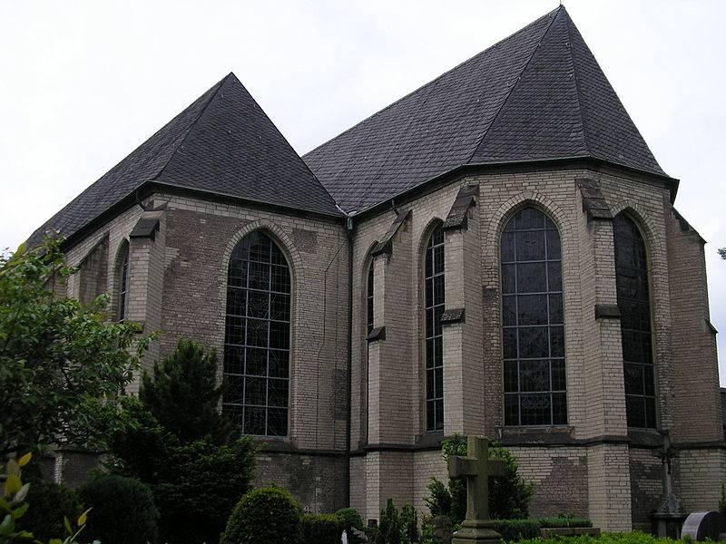 Außenasicht des Chors von St. Johann Baptist mit dem Friedhof der Abtei im Vordergrund