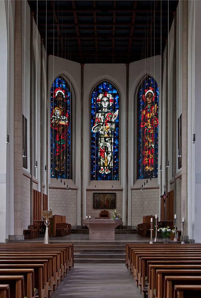 Innenansicht des Chors der Kirche St. Johann mit Blick auf die Kirchenfenster