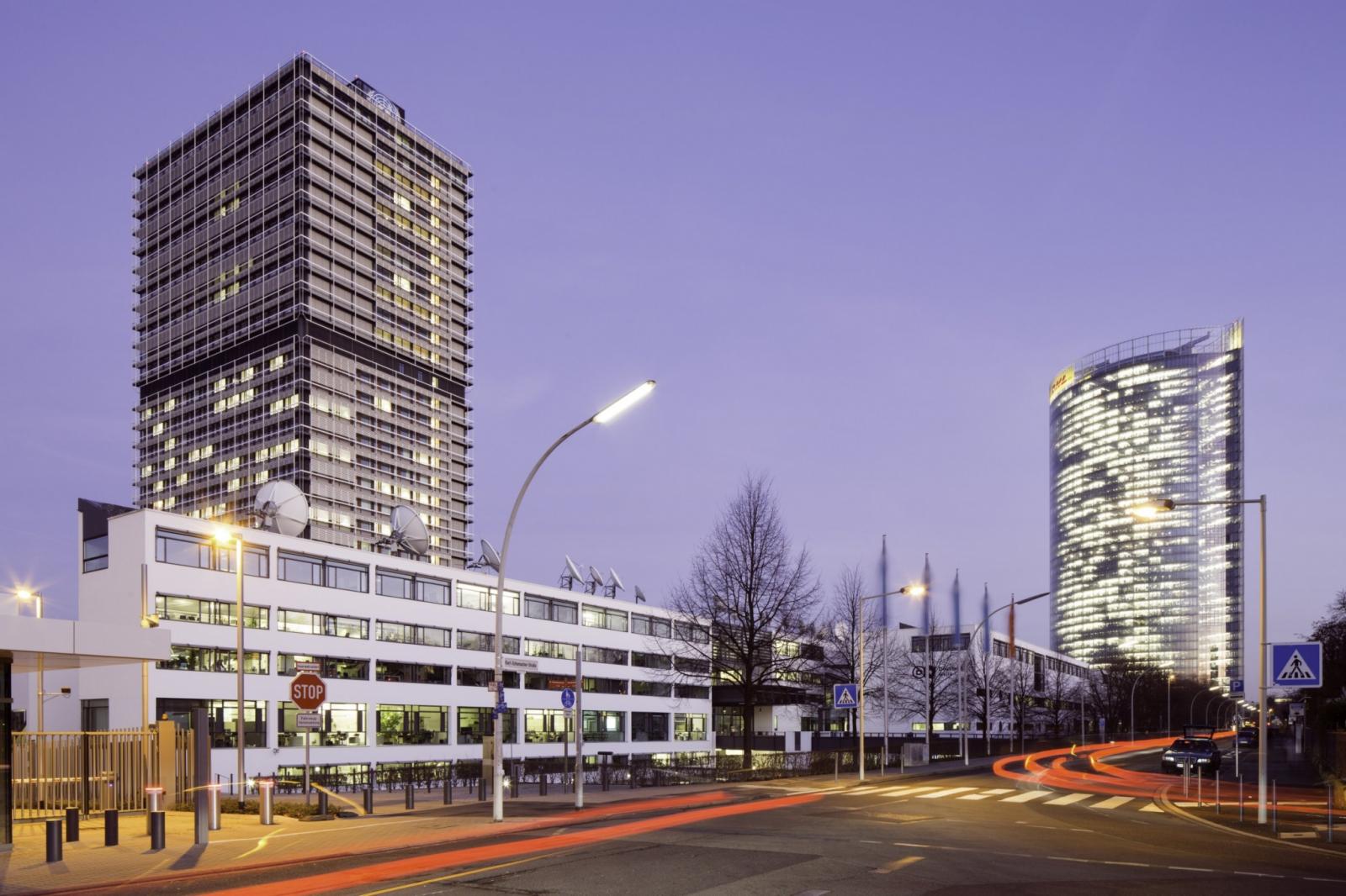 Abgeordnetenhaus mit Deutscher Welle und Posttower