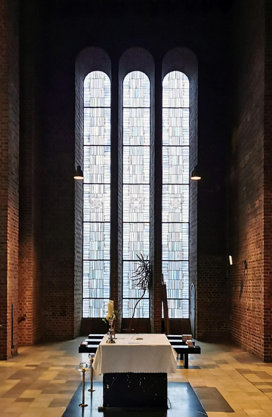 Fenster seitlich des Altars