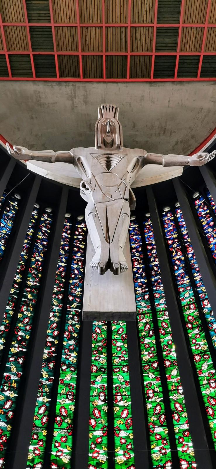 Jesusfigur vor Chorfenster