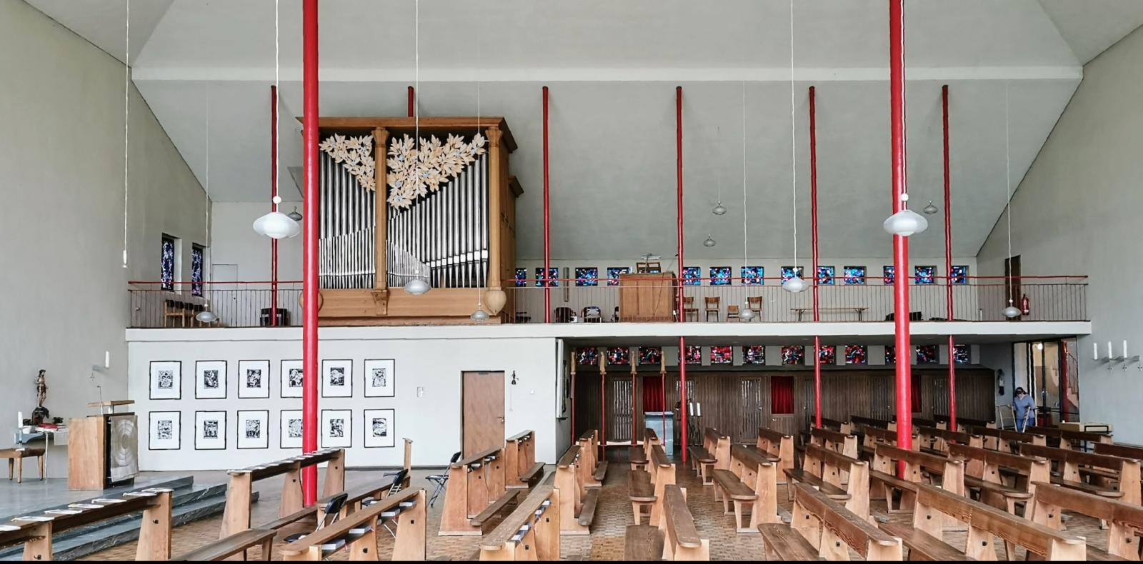 Blick auf Orgel und Orgelempore