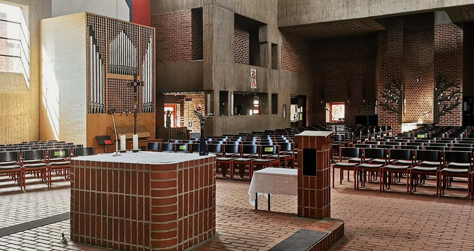 Blick vom Altar in den Innenraum und die Orgel