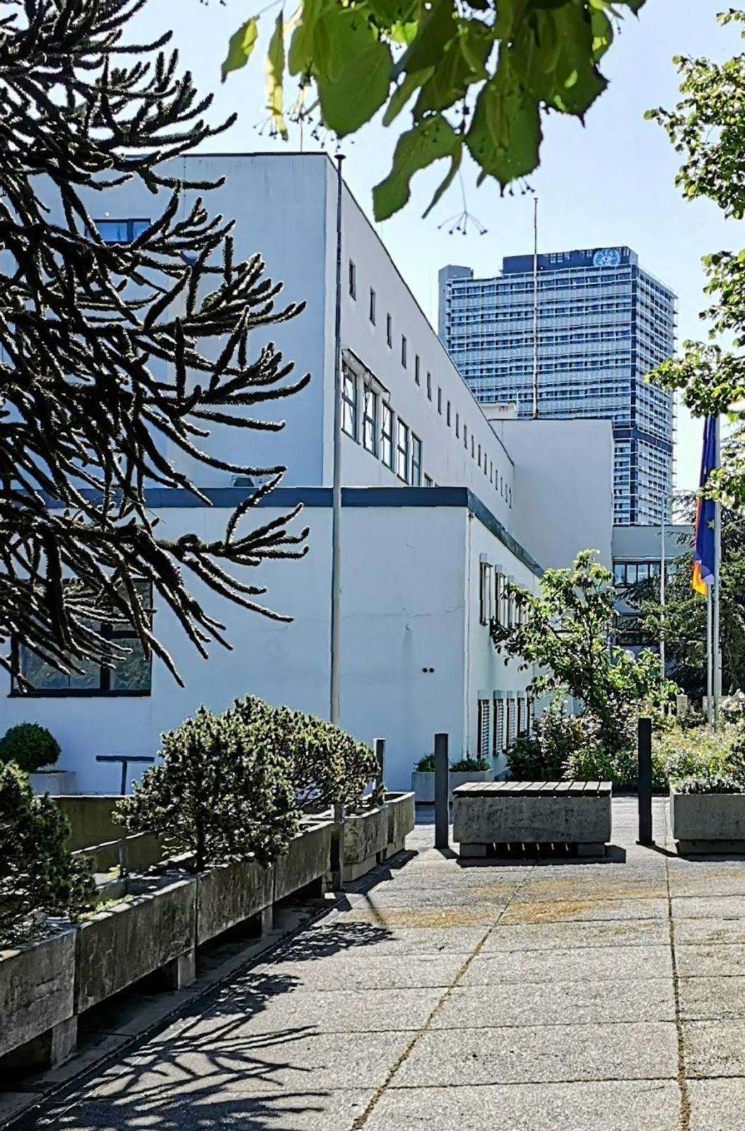 Ehem. Bundeshaus Bonn mit Langem Eugen im Hintergrund