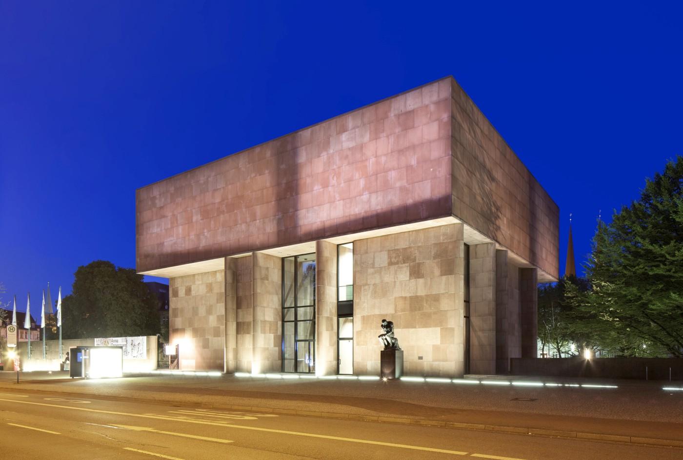 Straßenansicht Kunsthalle Bielefeld abends