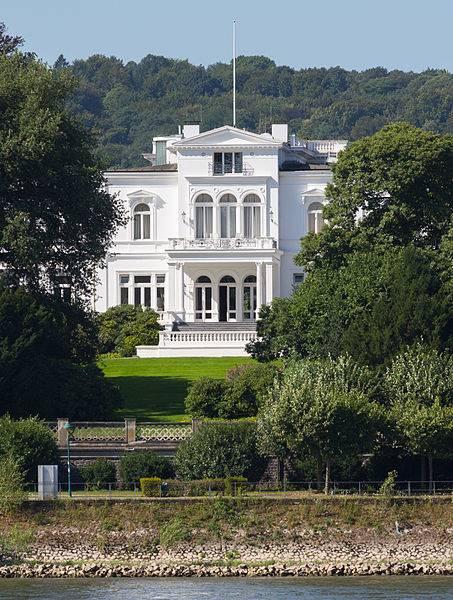 Blick vom Rhein auf die Villa