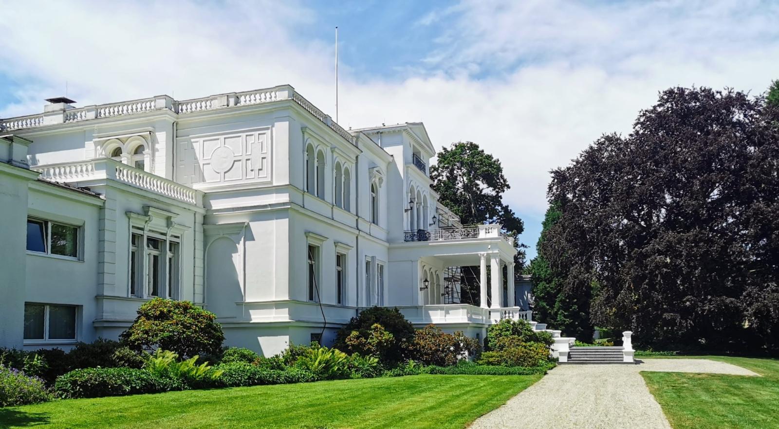 Seitlicher Blick auf die Gartenseite der Villa Hammerschmidt