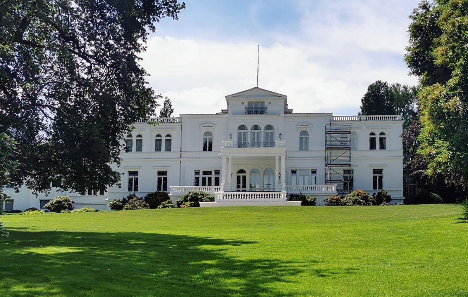 Die repräsentativen Gartenseite der Villa 