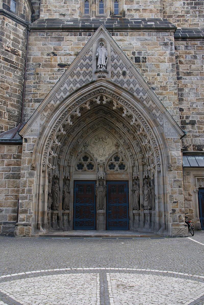 Westportal der Kirche