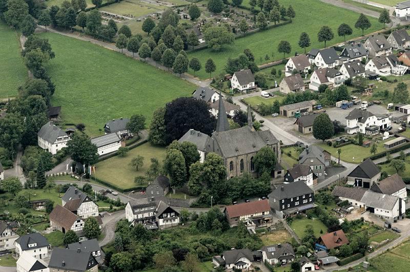 Luftaufnahme St. Martinus in Sundern-Hellefeld