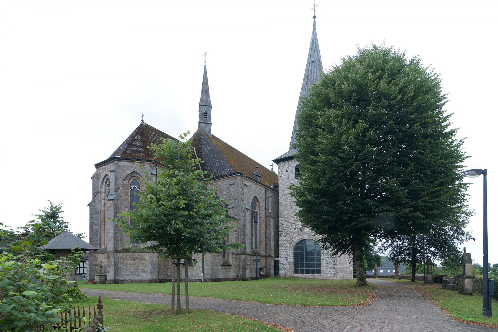 St. Martinus Hellefeld, Rückansicht mit freistehendem Turm