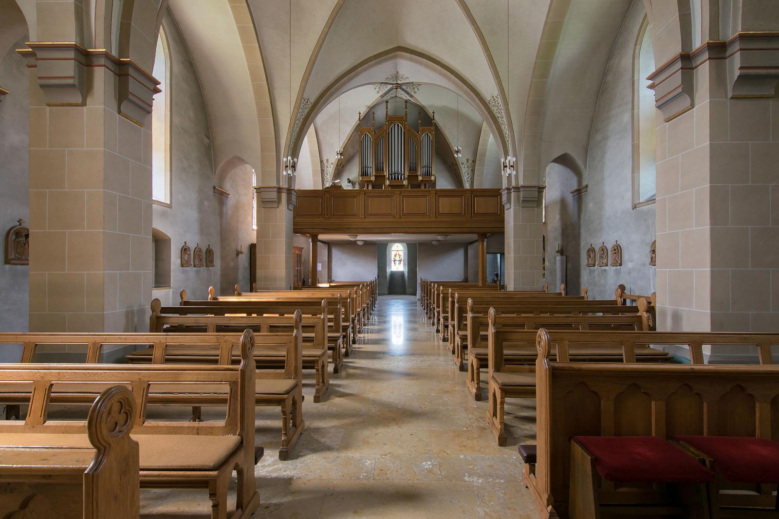 Innenansicht mit Blick zur Orgelempore