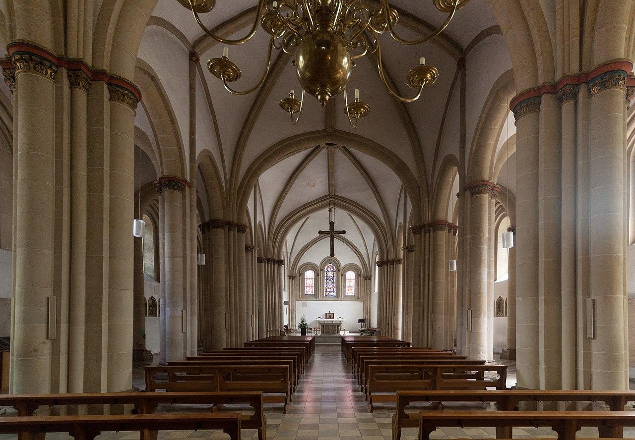 Innenansicht mit Blick in den Chor