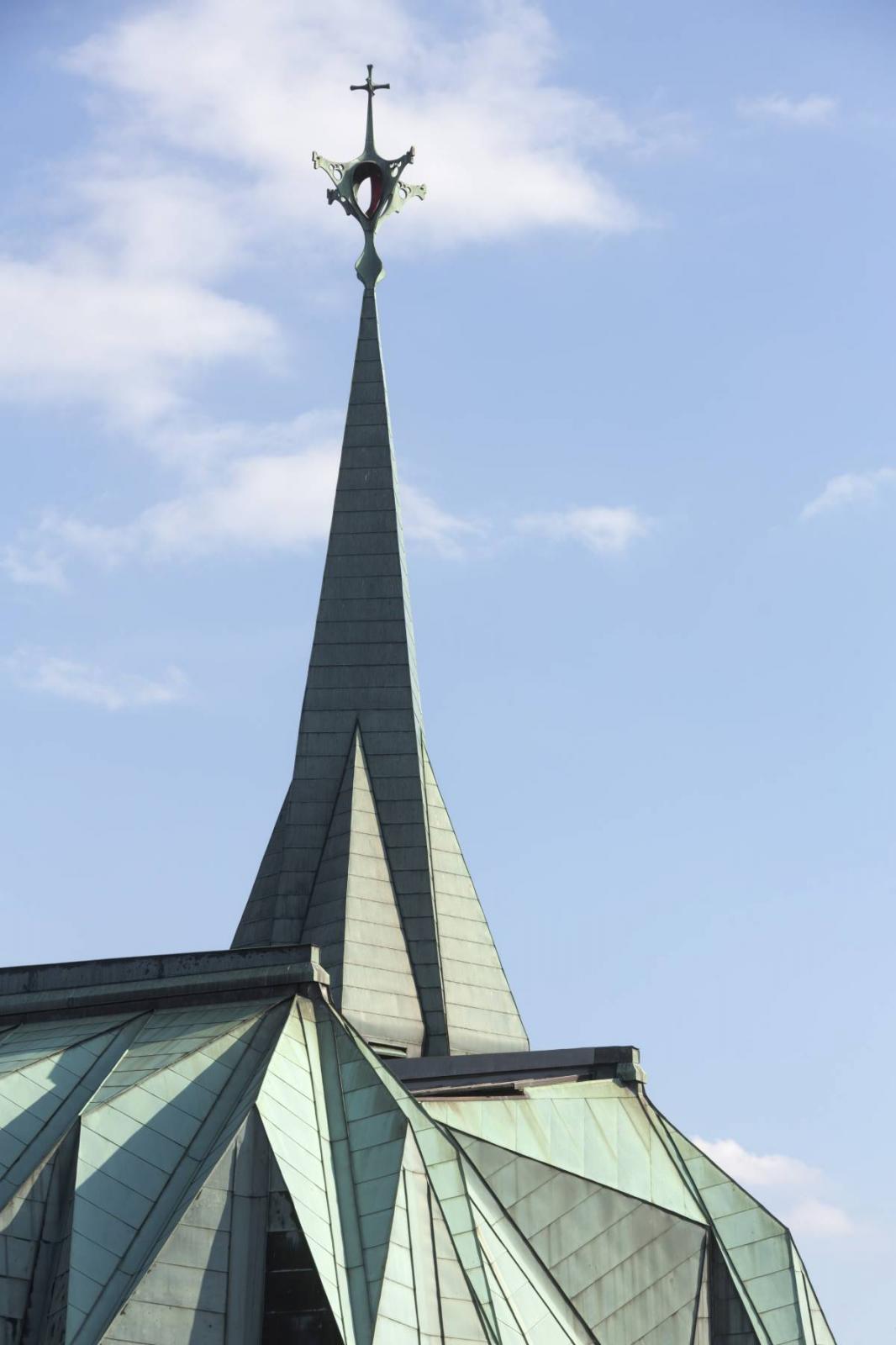 Gefaltetes Dach und Turmhelm der Kirche