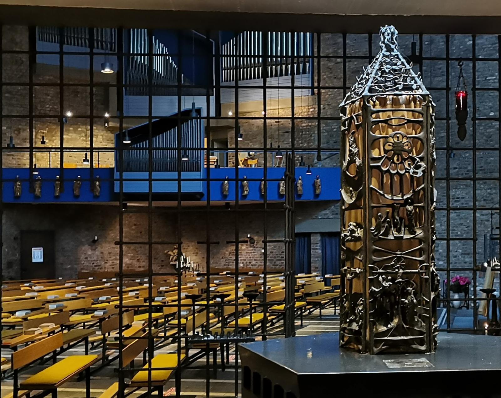 Blick in den Kirchenraum Richtung Orgelempore in Neu St. Alban Köln