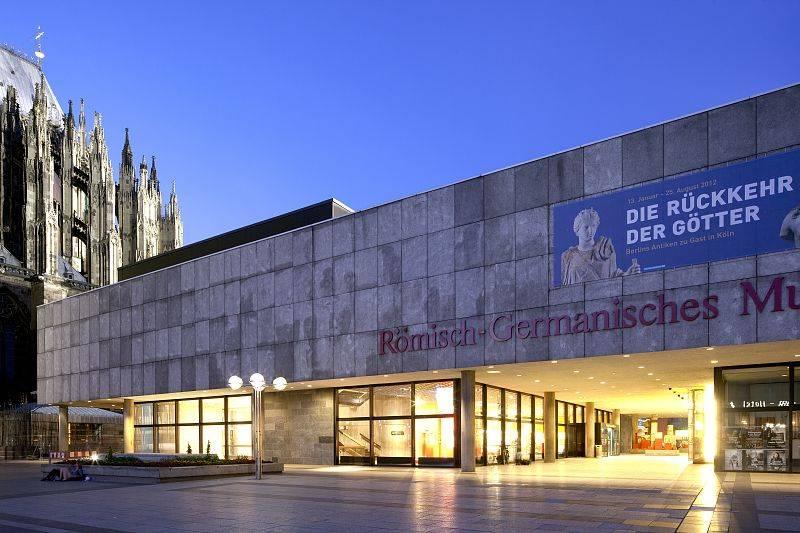 Römisch-Germanisches Museum bei Dämmerung