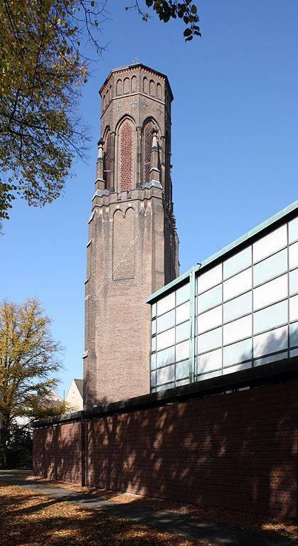 Turm St. Stephan mit Neubau