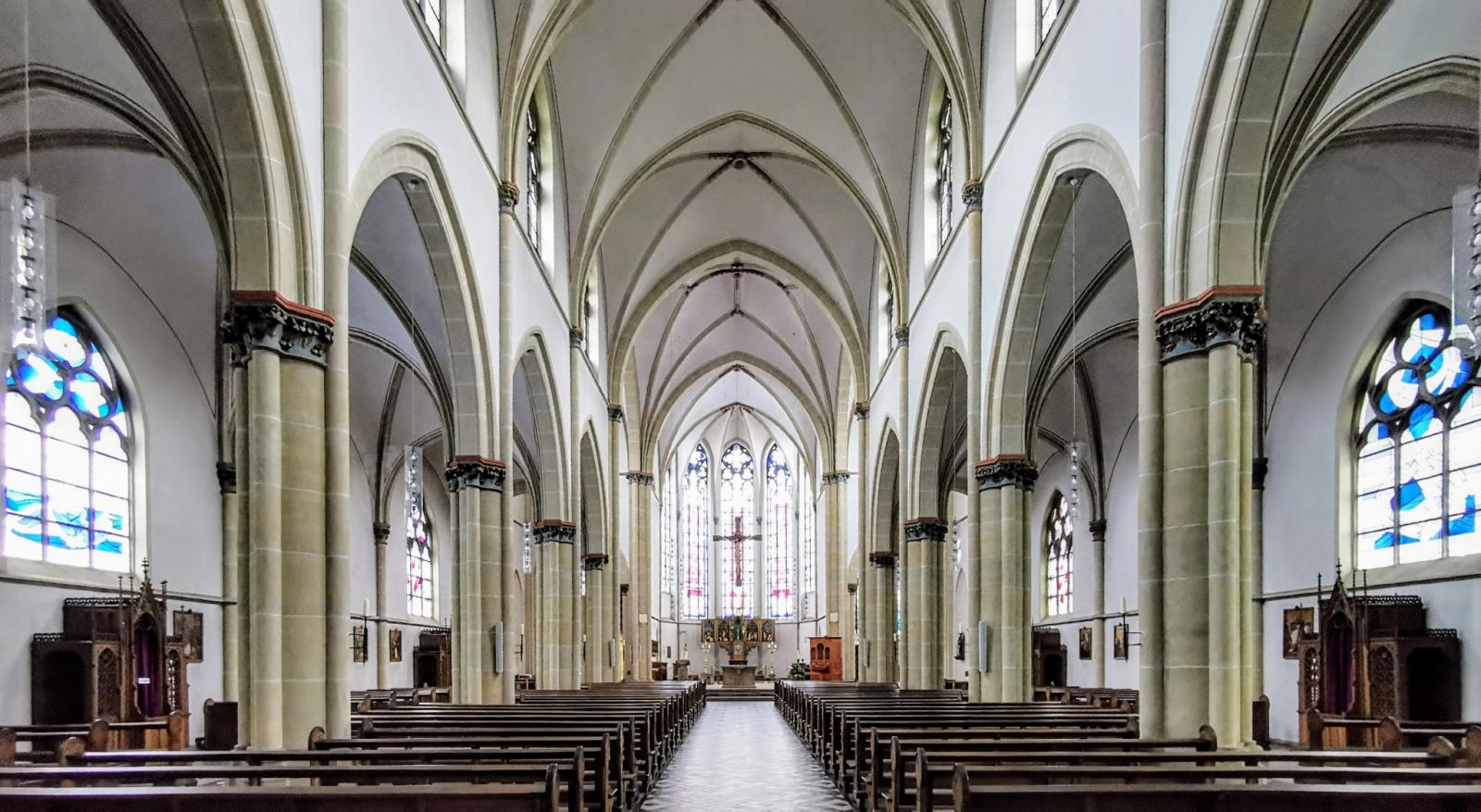 Innenansicht mit Blick Richtung Chor und Altar
