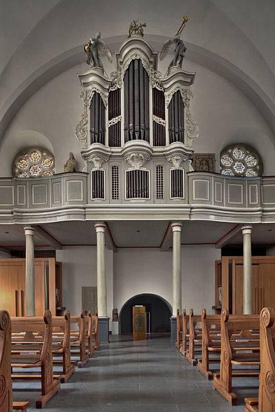Innenraum St. Kalixtus mit Orgel