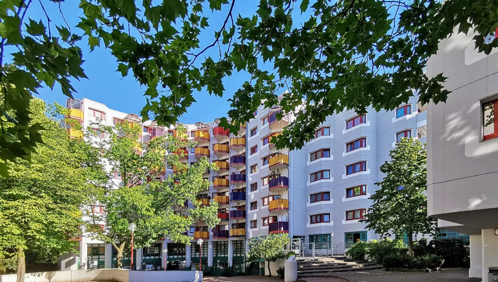 Platz mit neunstöckigem Appartementhaus