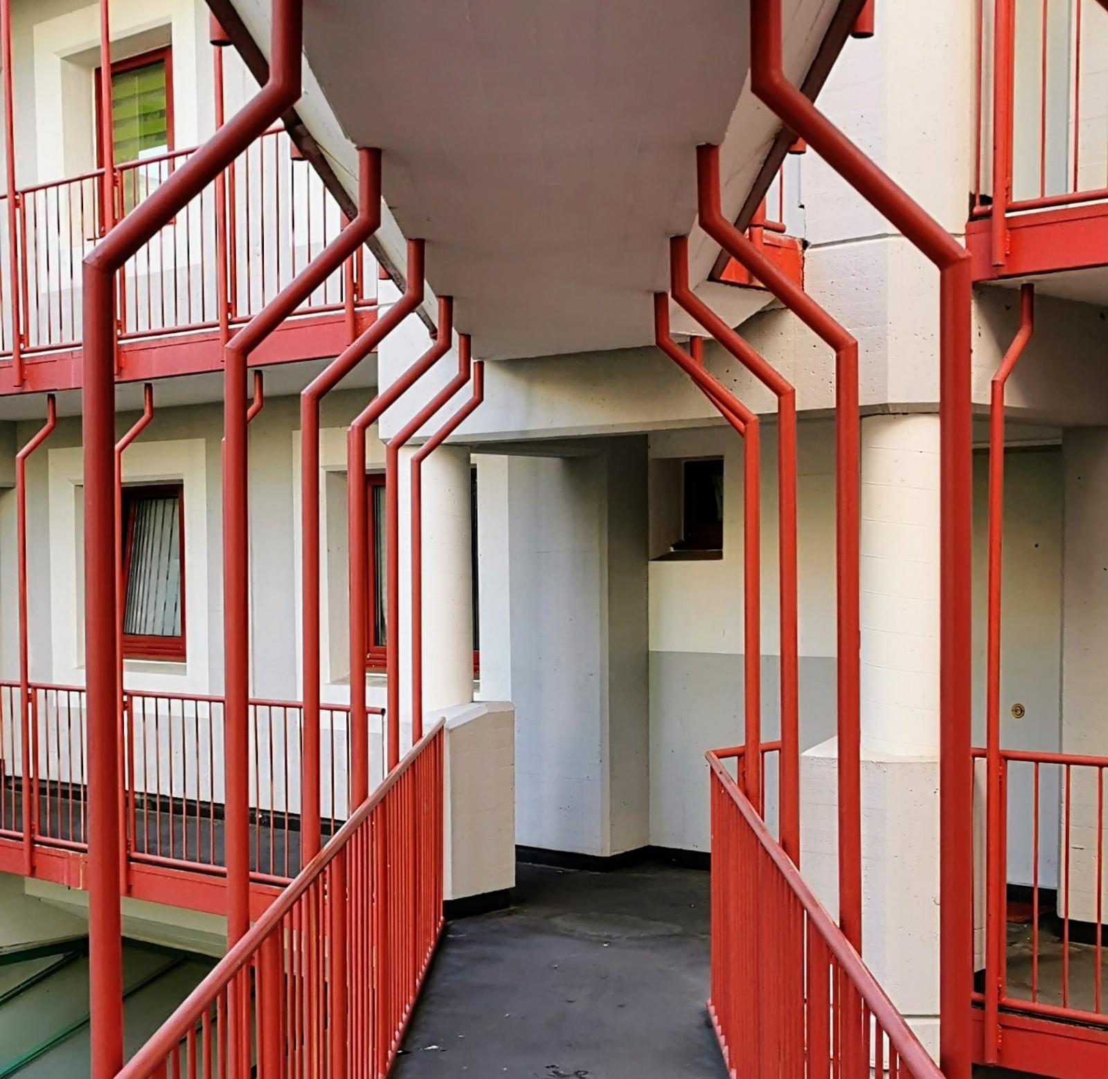 Laubengänge mit roten Akzenten