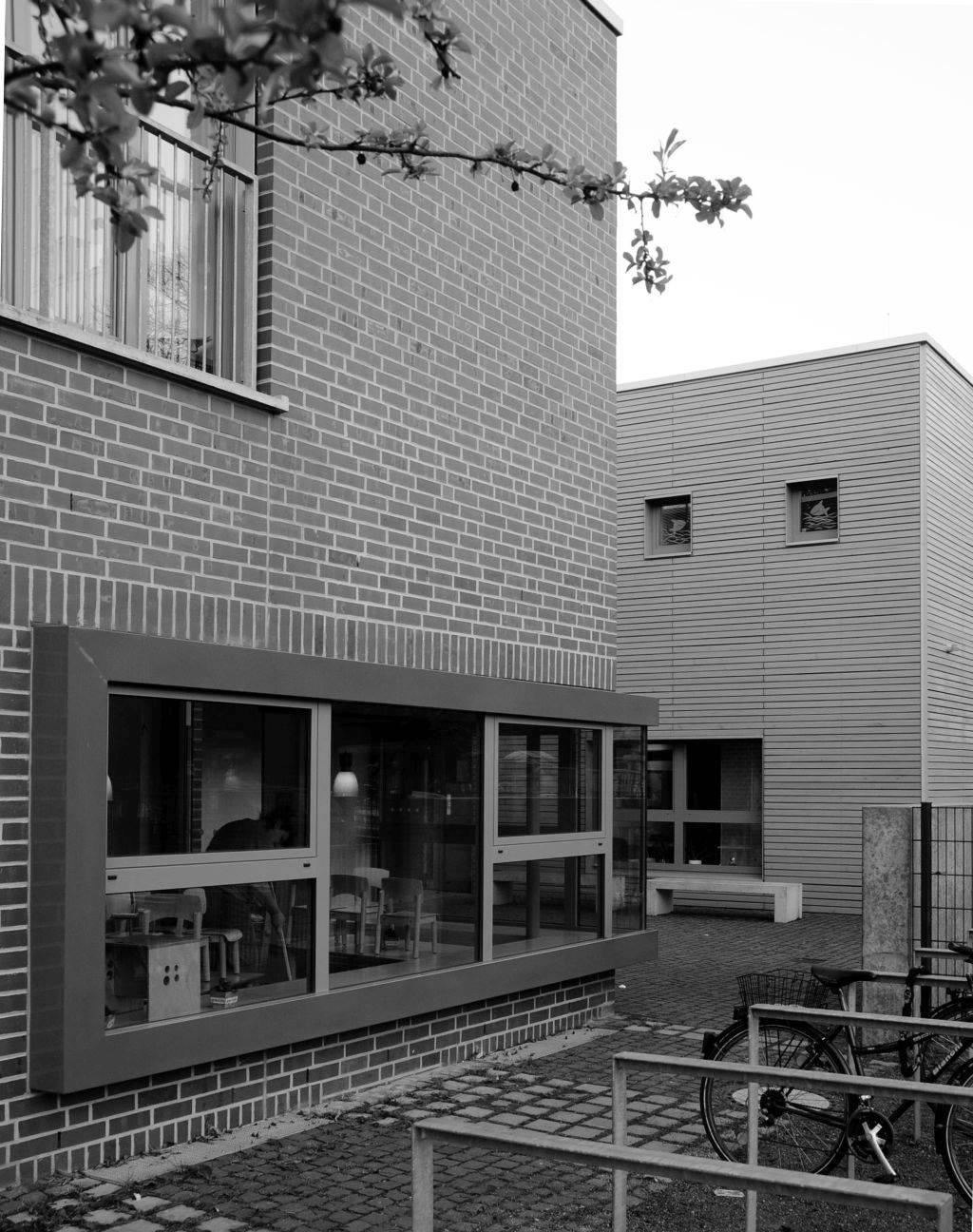 Baukörper mit Klinker und Holz