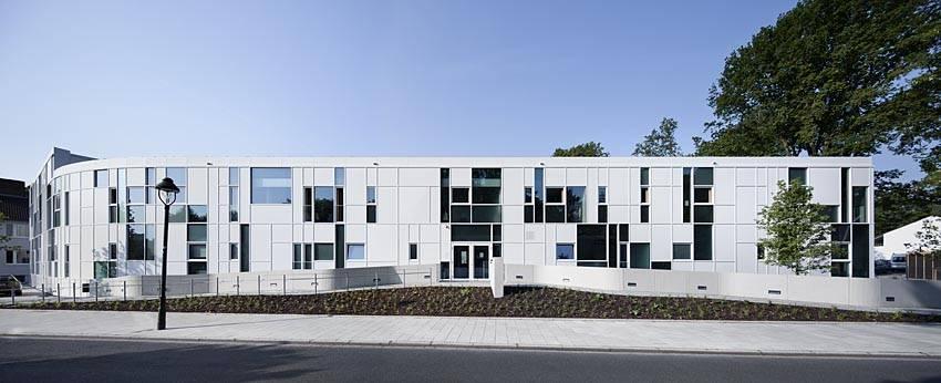 Fassade mit Eingangsbereich des Gebäudes