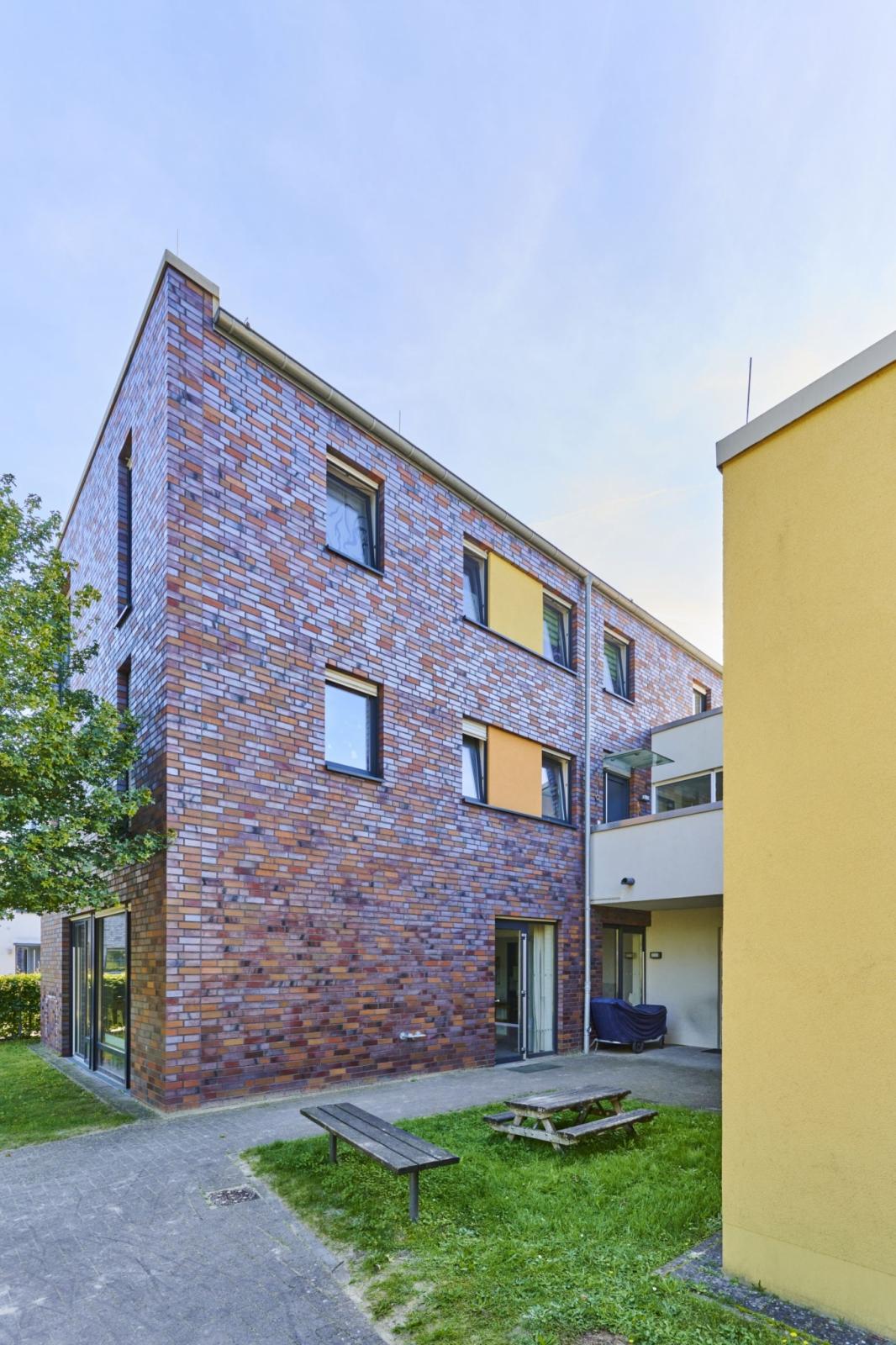 Verklinkertes Eckgebäude