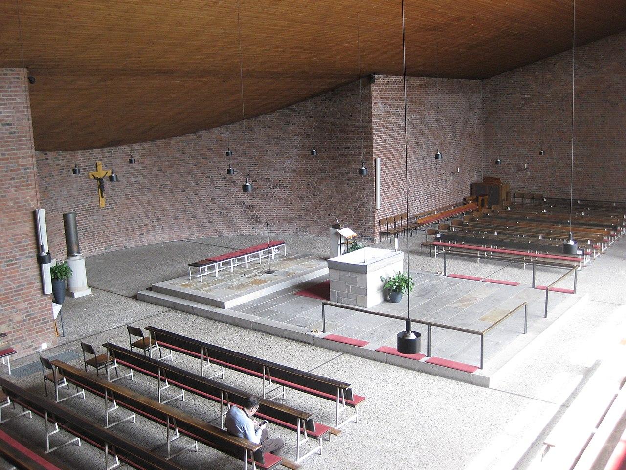 Innenansicht mit Blick auf Altar und Apsis
