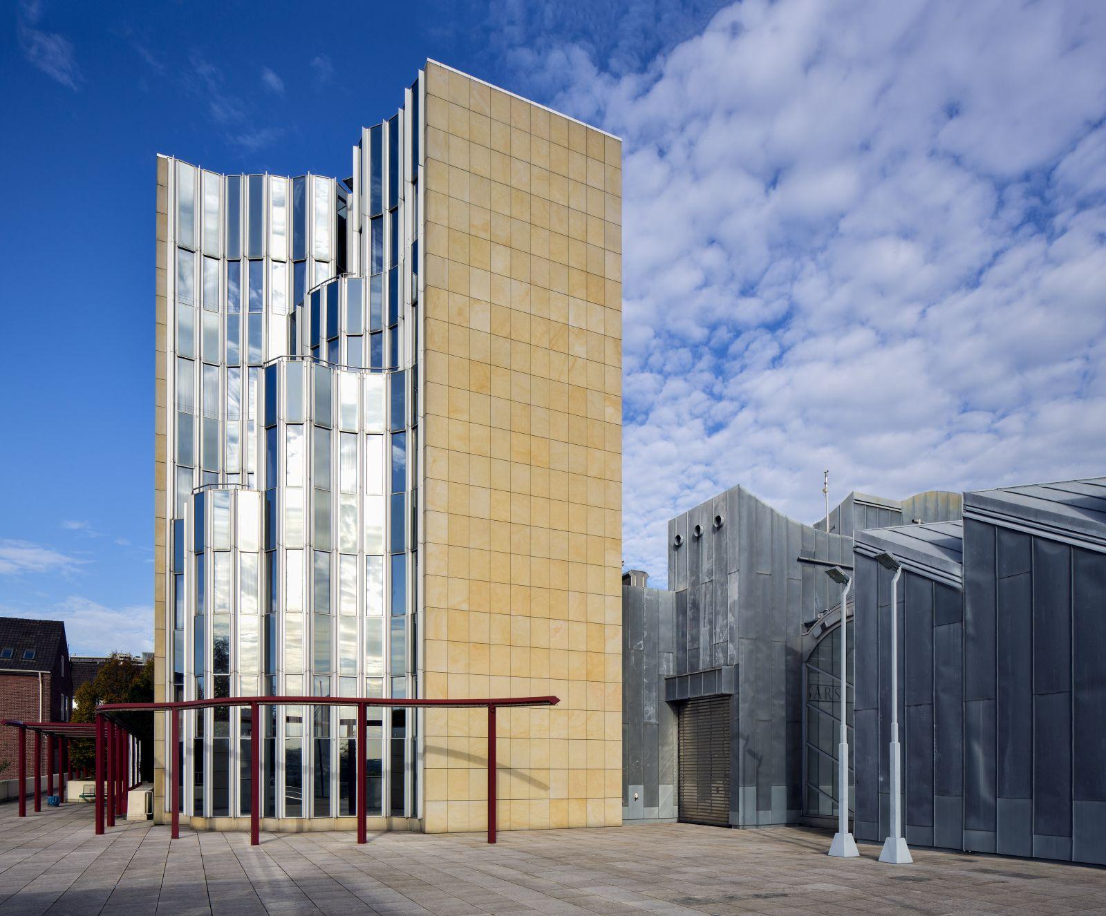 Verwaltungsturm des Museums