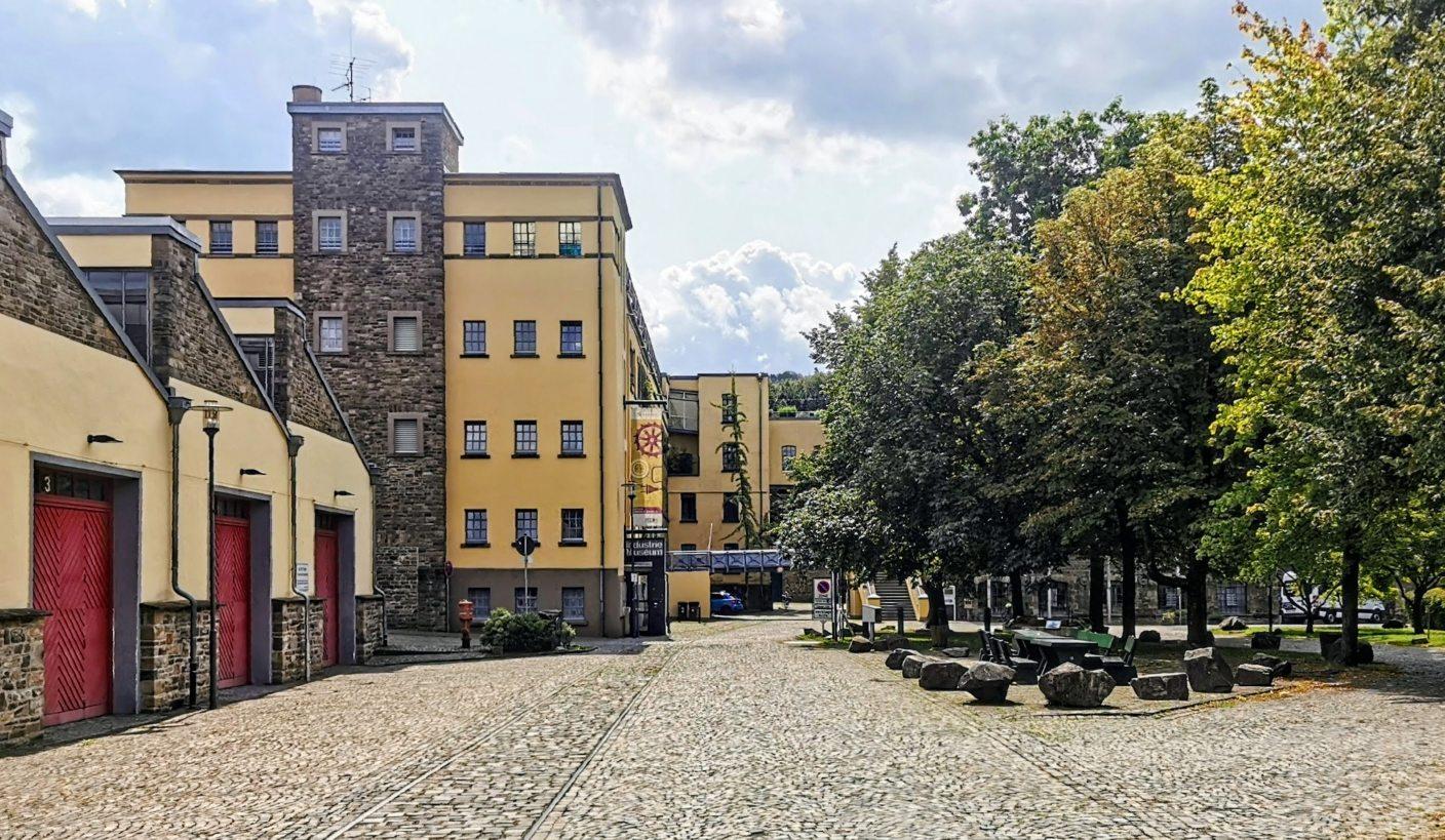 Blick vom Engels-Platz nach Süden auf das Ensemble