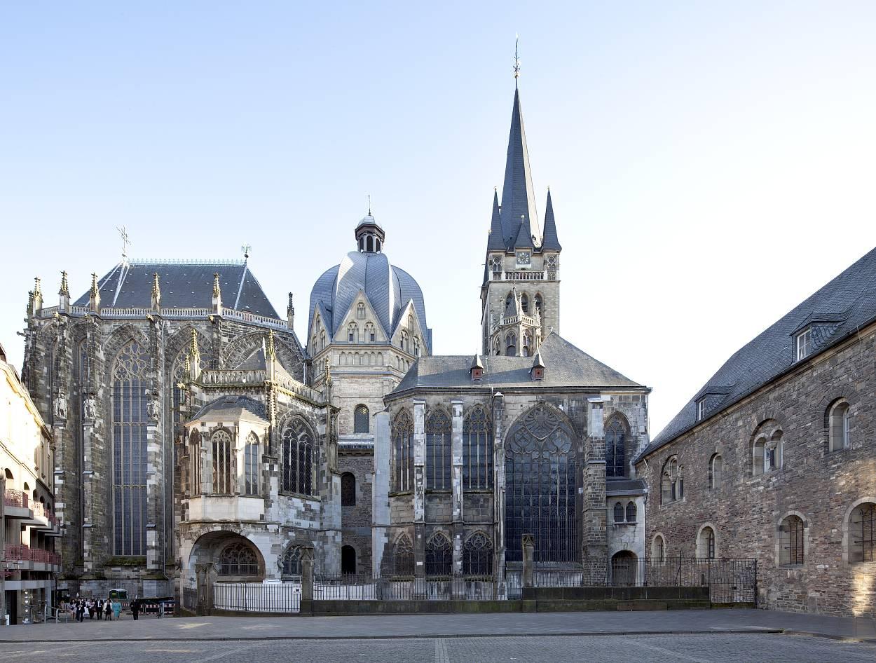Blick auf den Aachener Dom vom Katschhof