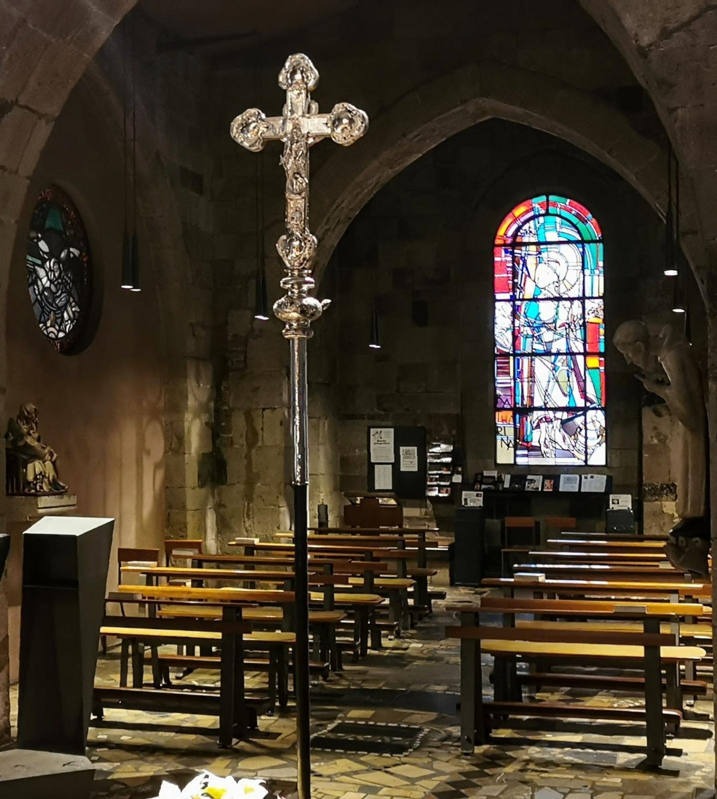 Blick vom Kapellenaltar in den Kirchenraum