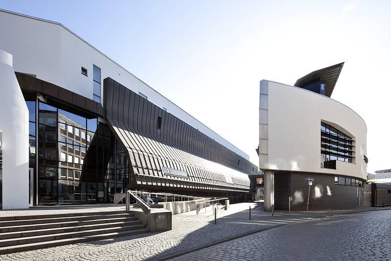 Gasse zwischen den Bibliotheksbauten