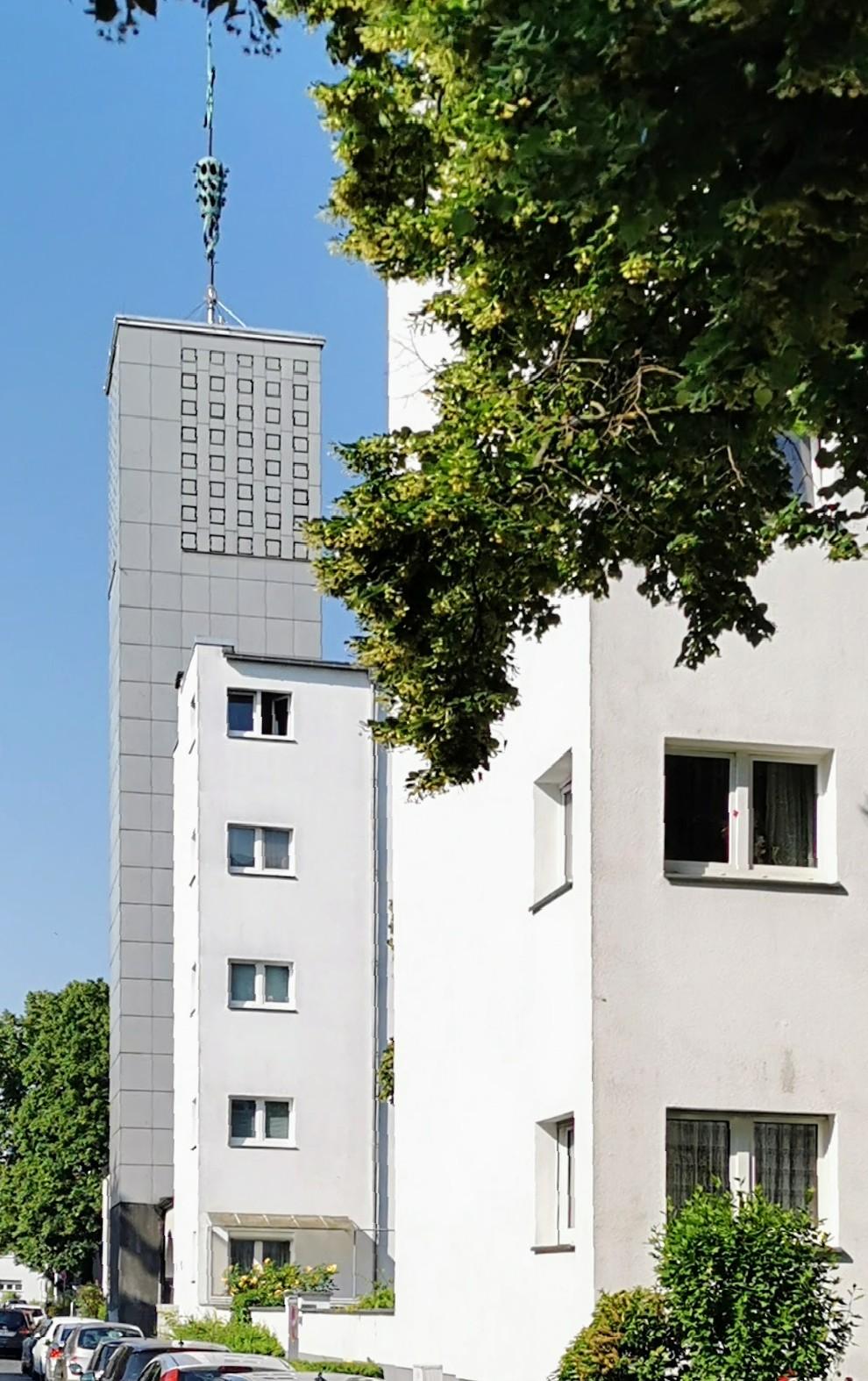 Weiße Stadt Köln-Buchforst mit St. Petrus Canisius im Hintergrund