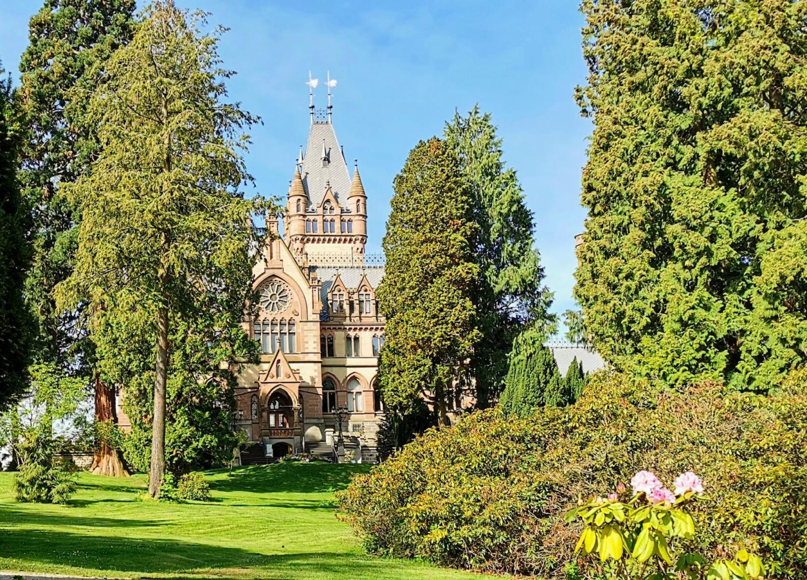 Schloss Drachenburg und Grünanlage