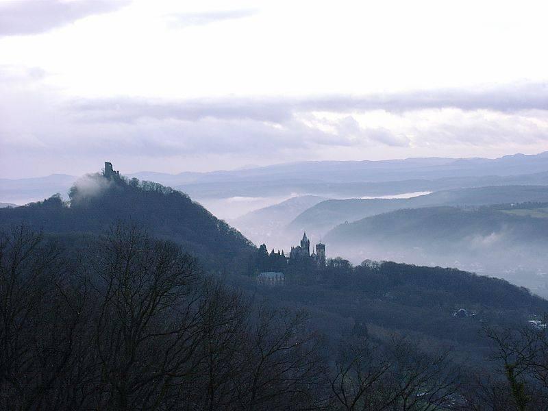 Blick vom Petersberg auf die Ruine Drachenfels und Schloss Drachenburg