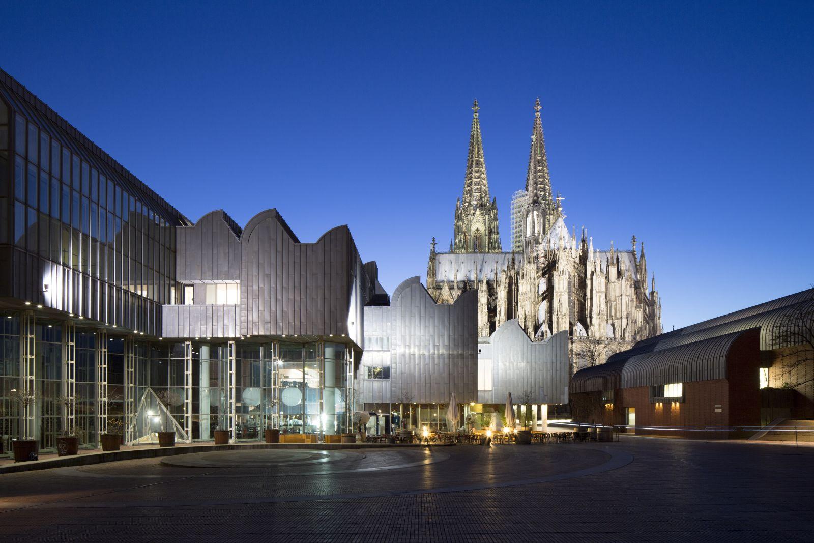 Abendliche Ansicht mit Kölner Dom vom Heinrich-Böll-Platz