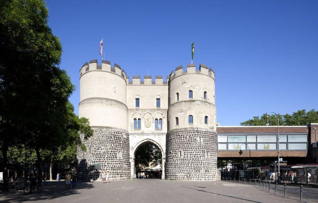 Hahnentorburg Köln, hier noch mit der 2017 abgebrochenen Verbindungsbrücke