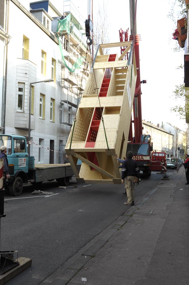 Vorgefertigte Holzkonstruktion auf der Straße wartet auf ihren Einsatz