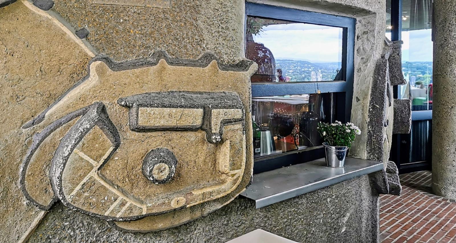 Grundriss der Burg im Mauerwerk integriert
