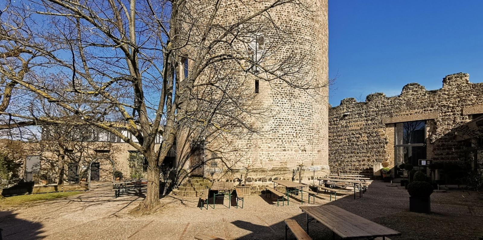 Innenhof um den Bergfried
