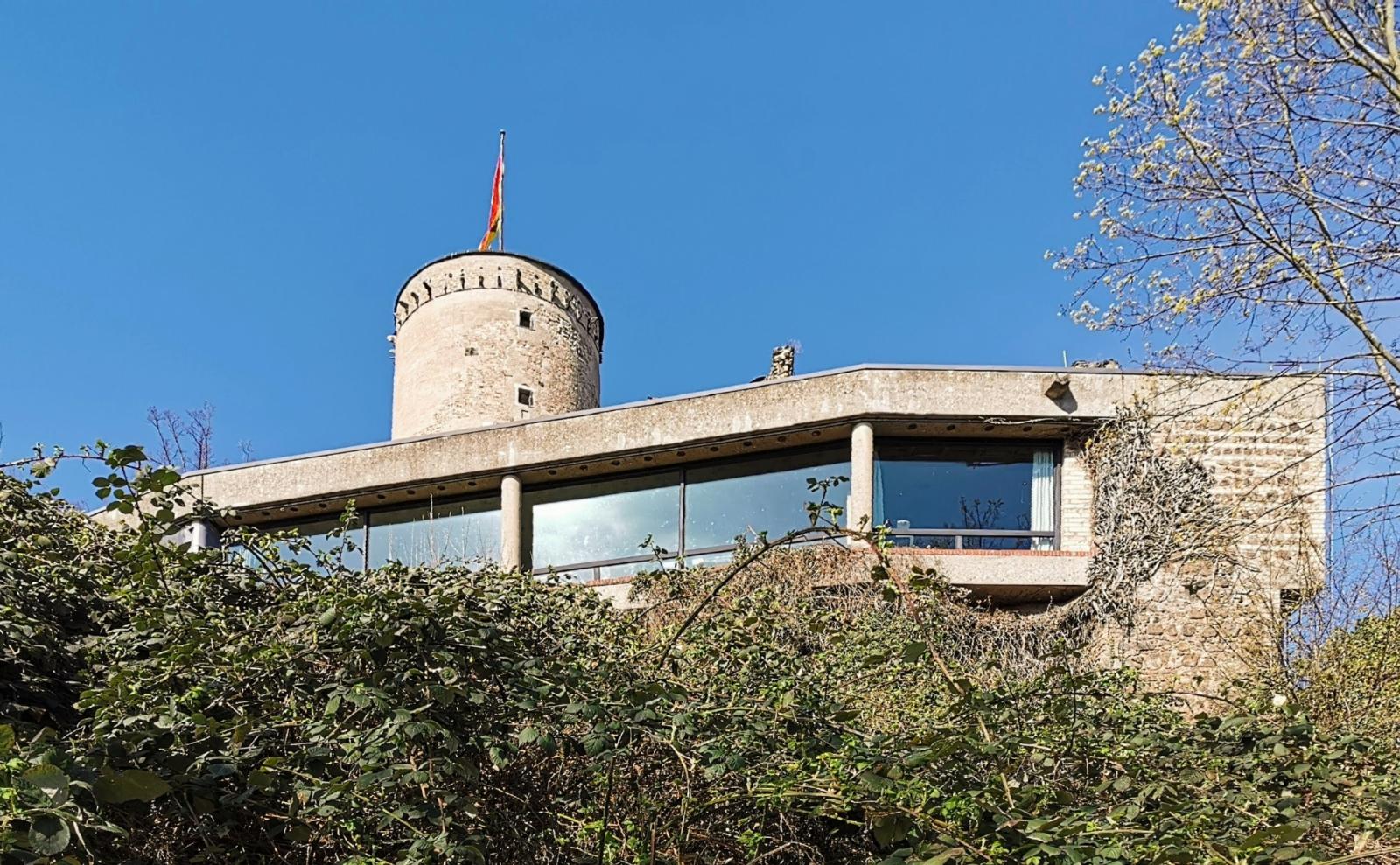 Erweiterungsbauten des Hotel-Restaurants vor dem Bergfried