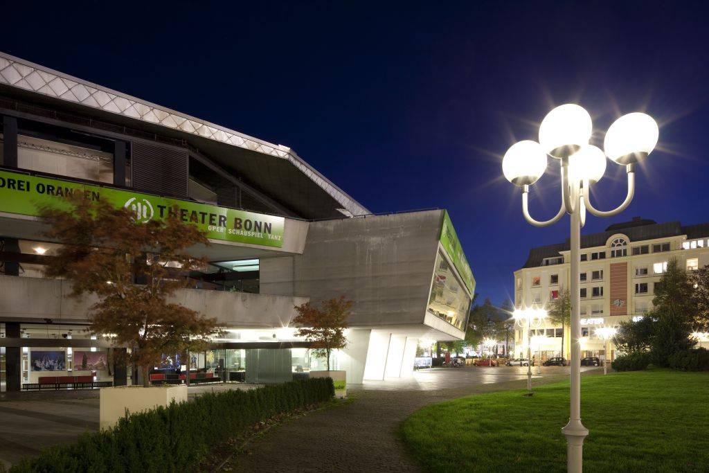 Erleuchtete Bonner Oper abends
