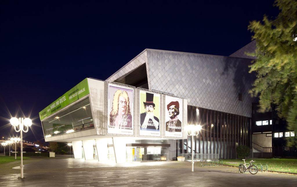 Bonner Oper Eingangsbereich abends