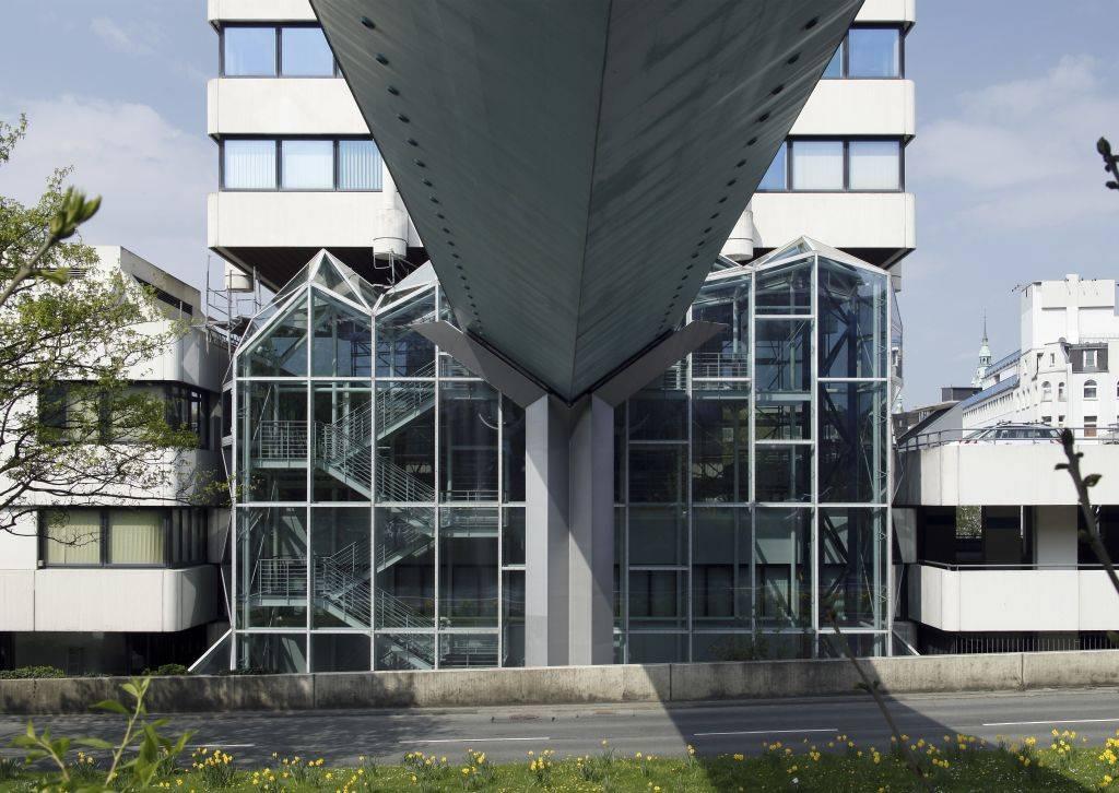 Außenansicht Kassenhalle und Verbindungsbrücke