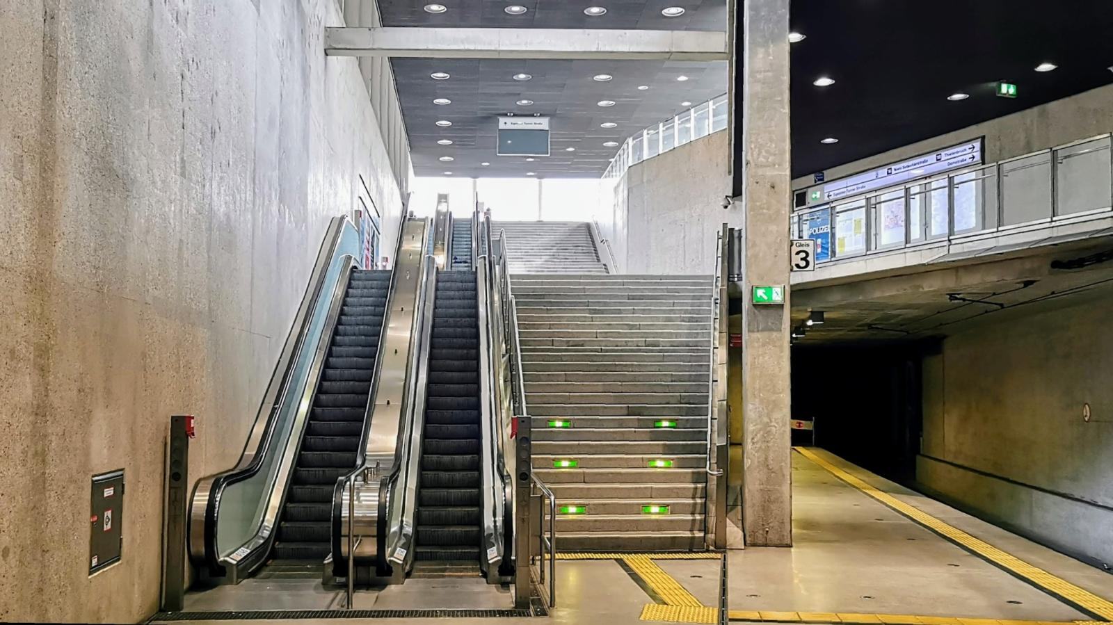 Rolltreppe vom Bahnsteig