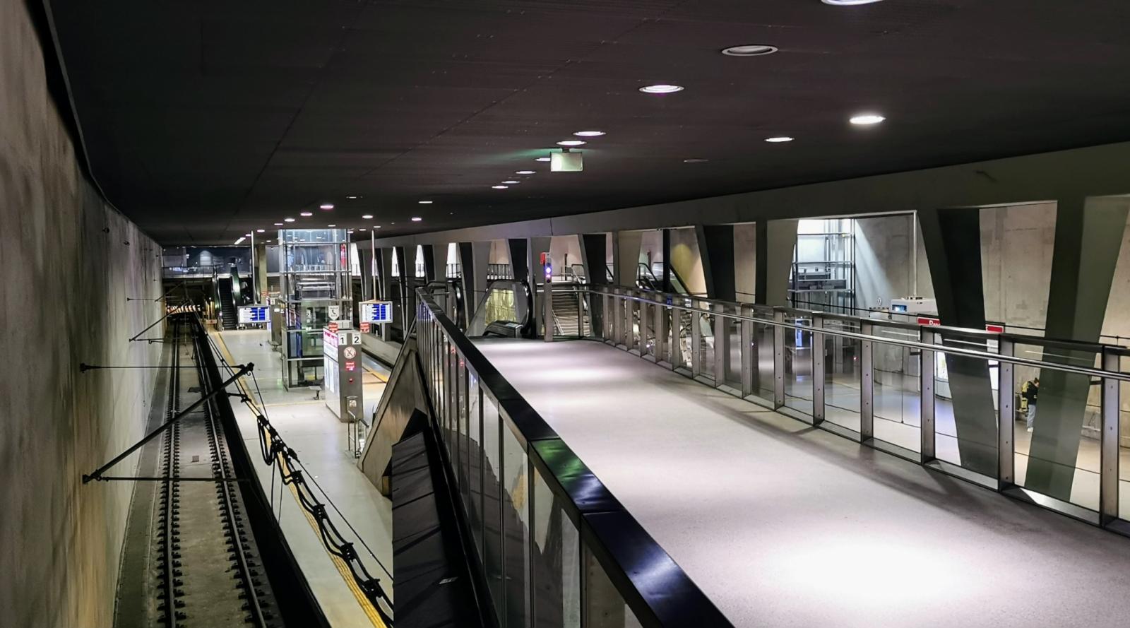 Blick von oben auf den Bahnsteig